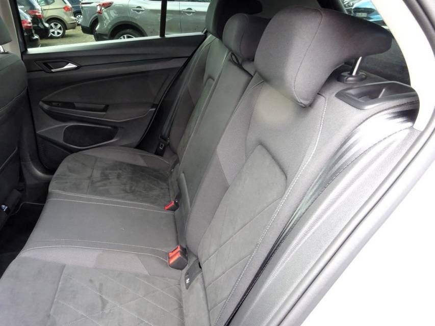 Fahrzeugabbildung Volkswagen Golf VIII 1.4 eHybrid Style  8-fach bereift