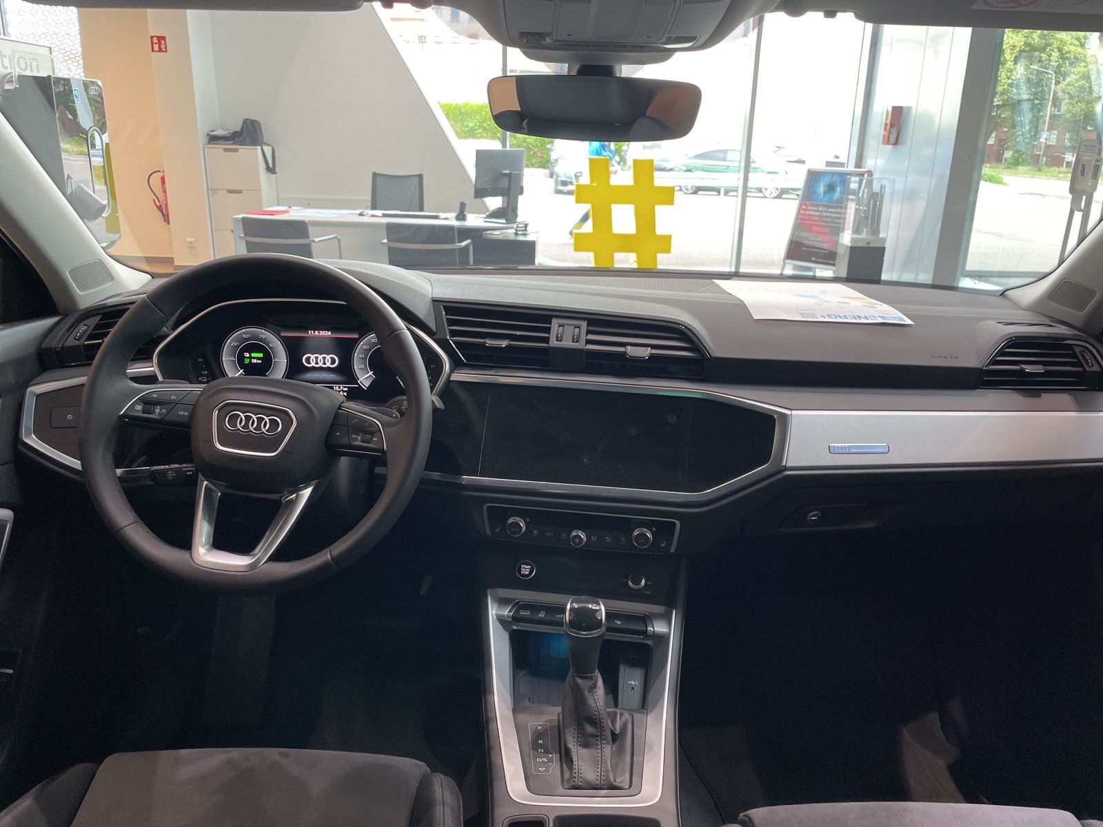 Fahrzeugabbildung Audi Q3 45 TFSI e S tronic Matrix ACC Navi Kamera