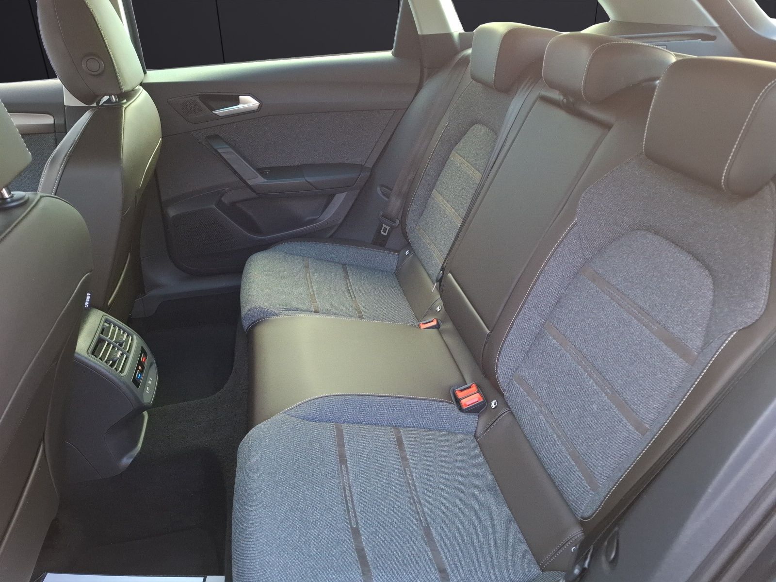 Fahrzeugabbildung SEAT Leon ST TSI Xcellence LED Navi ACC VC PDC SHZ LM