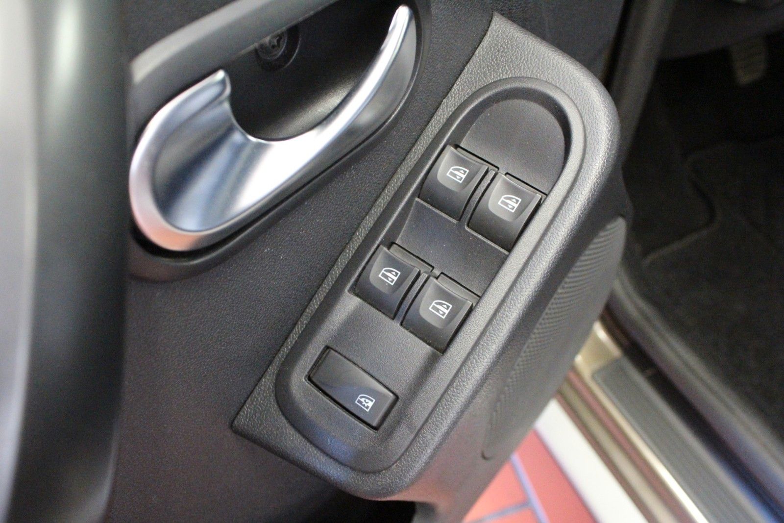 Fahrzeugabbildung Dacia Duster   SCE 115  Laureate   AHK *Navigation*