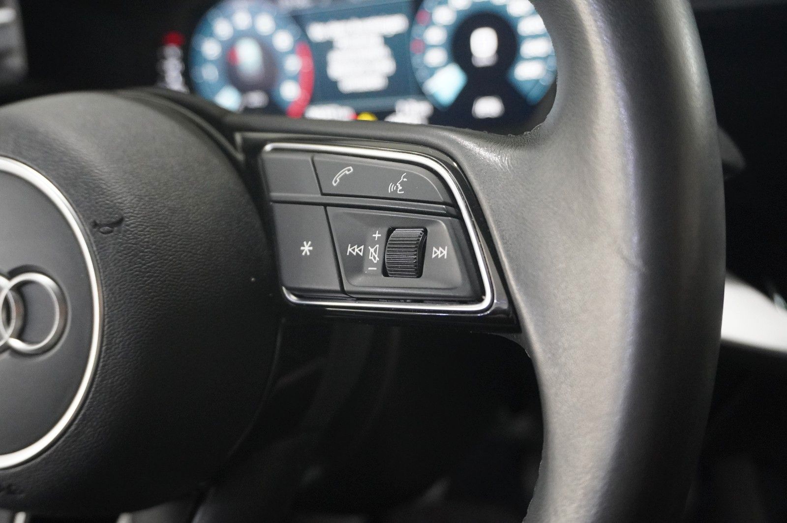 Fahrzeugabbildung Audi A3 Sportback 35 TFSI NAVI/LED/SPORT/SHZ/VIRT/DAB