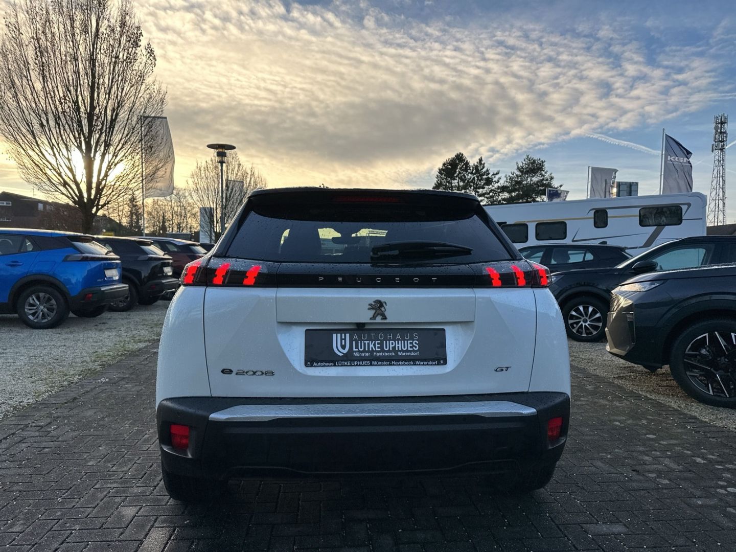 Fahrzeugabbildung Peugeot 2008 GT Elektro 136 Sportpaket El. Panodach Navi