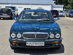 Fahrzeugabbildung Daimler V8 Automatik
