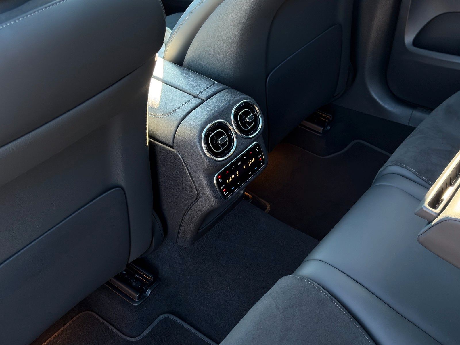 Fahrzeugabbildung Mercedes-Benz GLC 200 4M AMG + Pano Standhzg Burmester ACC AHK