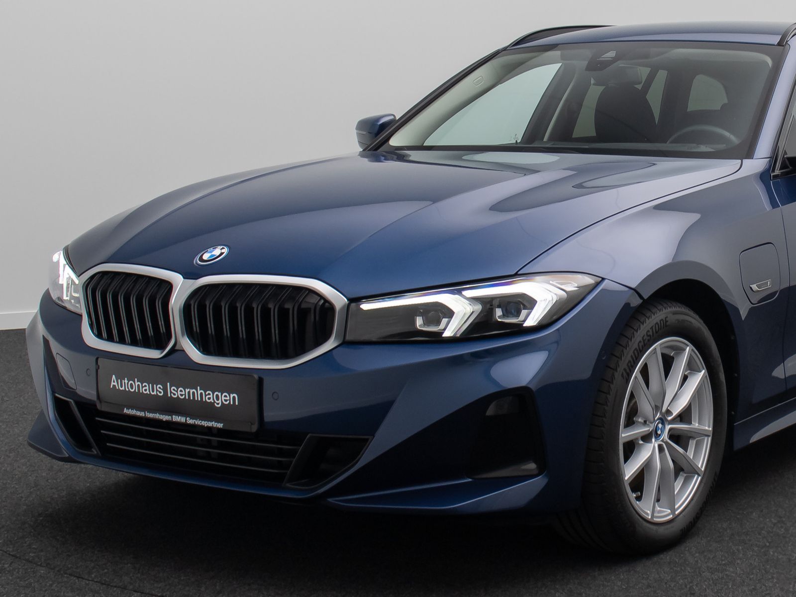 Fahrzeugabbildung BMW 320e HUD Alarm DAB Kamera GeschwindigReg Widscre