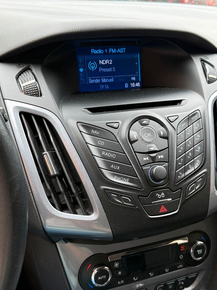 Ford Focus 2011 — interior