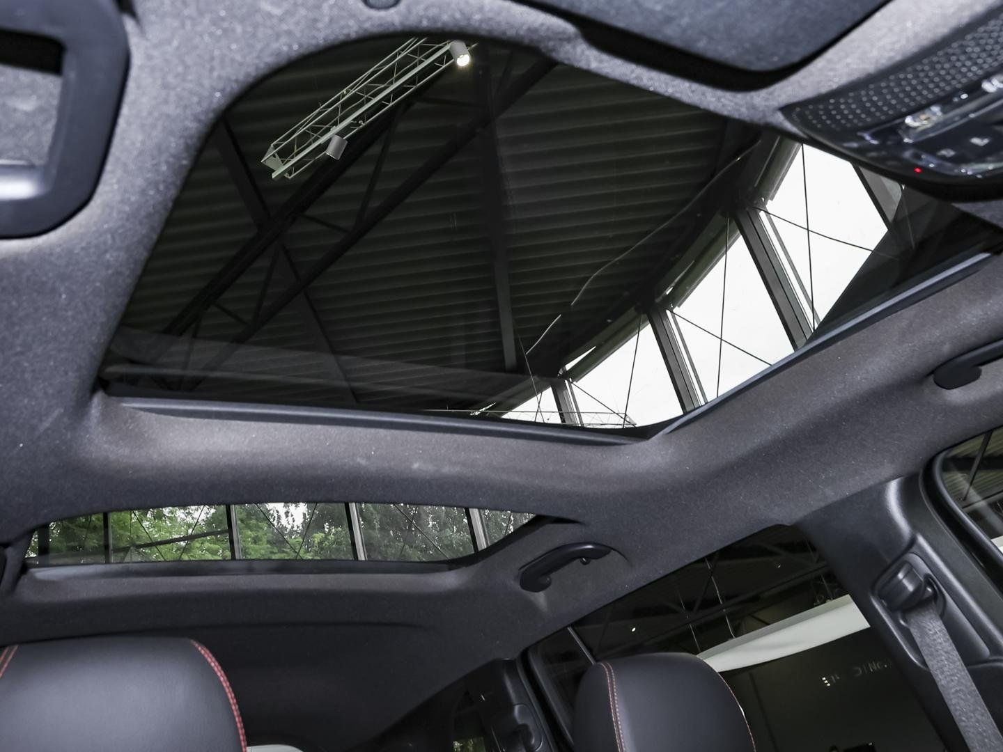 Mercedes-Benz GLB 200 AMG Advanced Panorama Ambiente Keyless foto 14