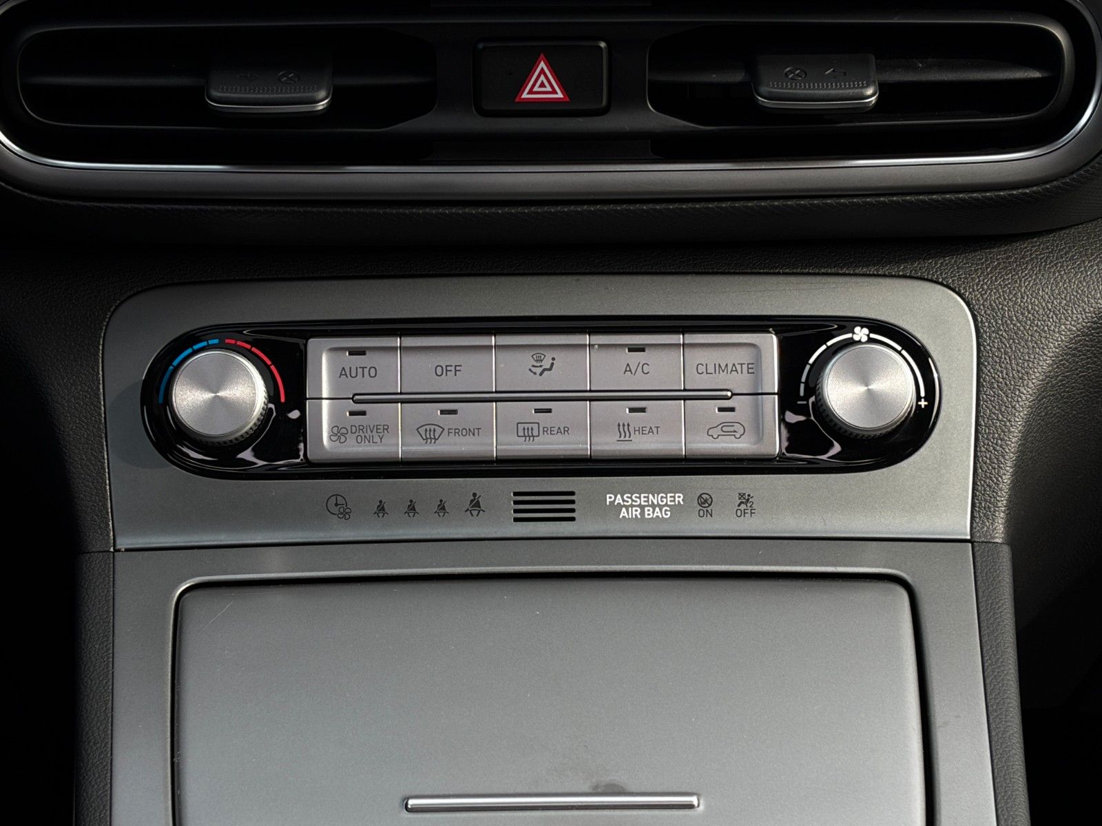 Fahrzeugabbildung Hyundai Kona E Trend 2WD Kamera Schiebedach ACC HuD LHZ