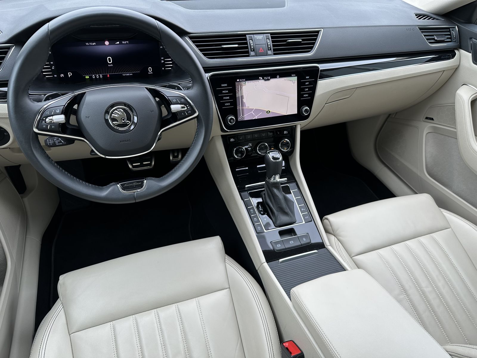 Fahrzeugabbildung SKODA Superb Combi 4x4 L&K NAV+MATRIX+ACC+PANO+CANTON