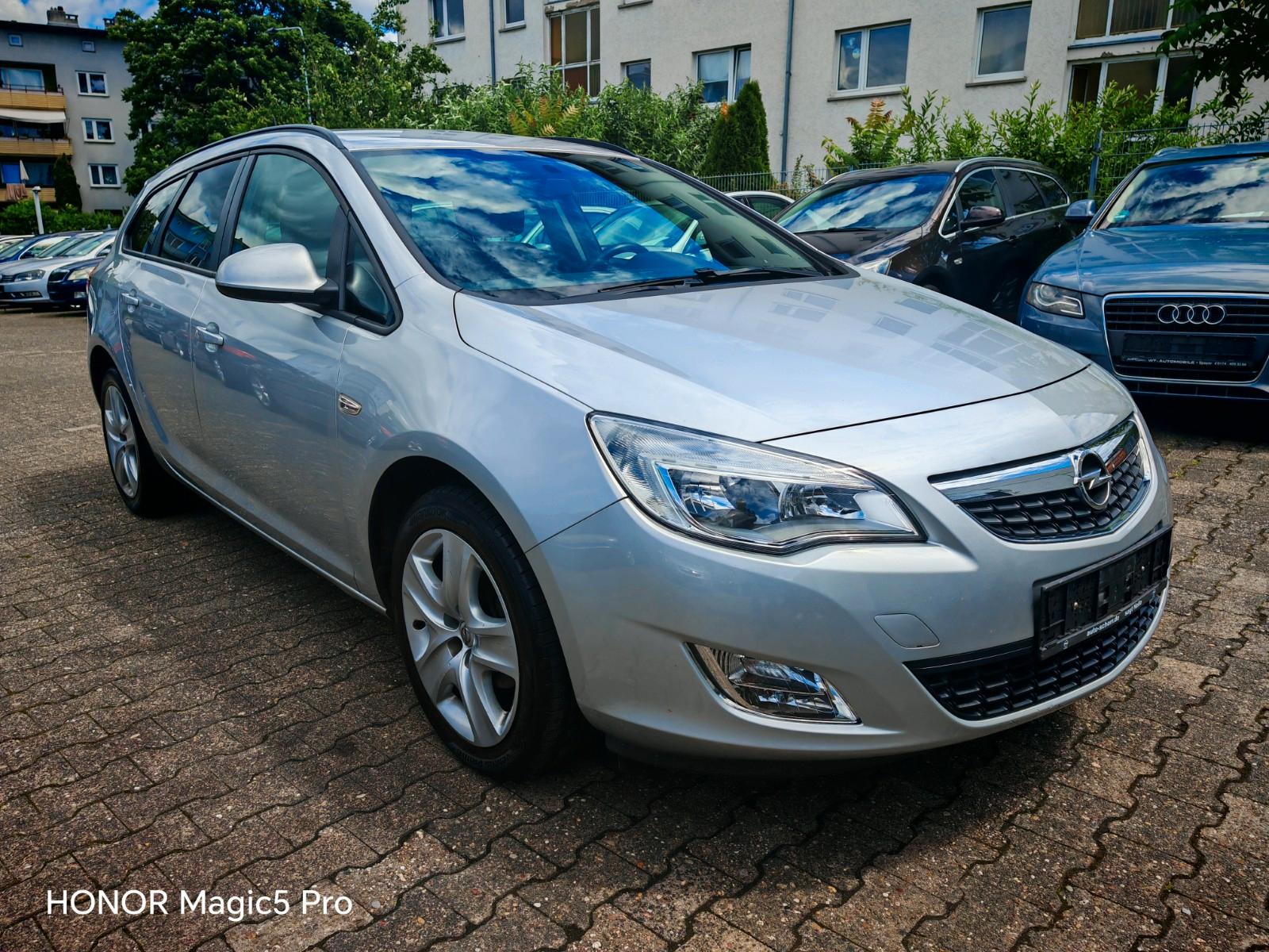 Opel Astra 2011 — interior