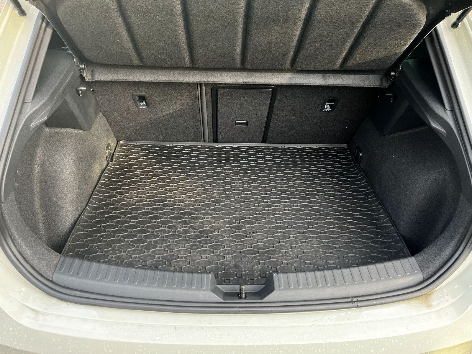 Fahrzeugabbildung CUPRA Leon 1.5 eTSI 110 kW SHZ PDC LED CARPLAY LHZ 18"