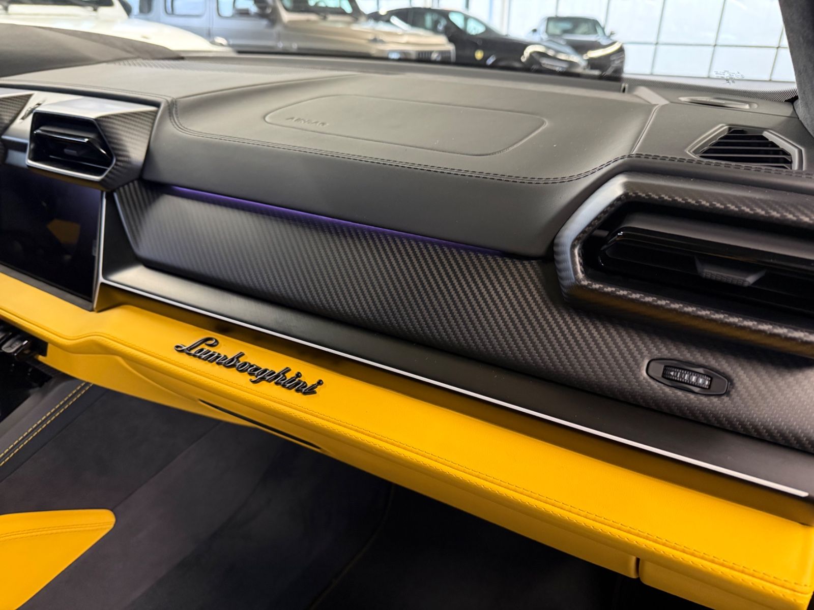 LAMBORGHINI Urus - 17