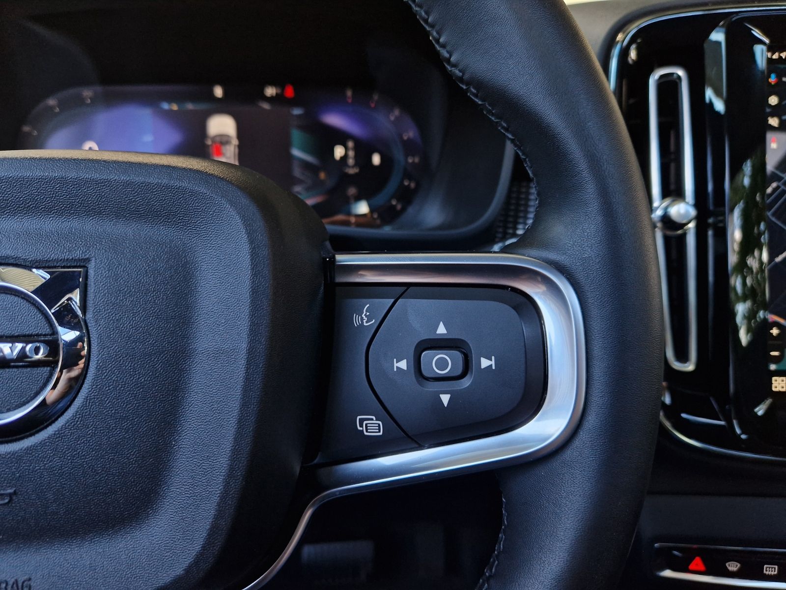 Fahrzeugabbildung Volvo XC40 Ultra Dark PANO KLIMA ALU AHK NAVI