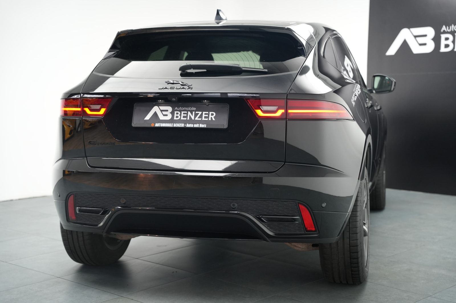 Fahrzeugabbildung Jaguar E-PACE R-Dynamic SE *Meridian*Memory*Virtual*ACC