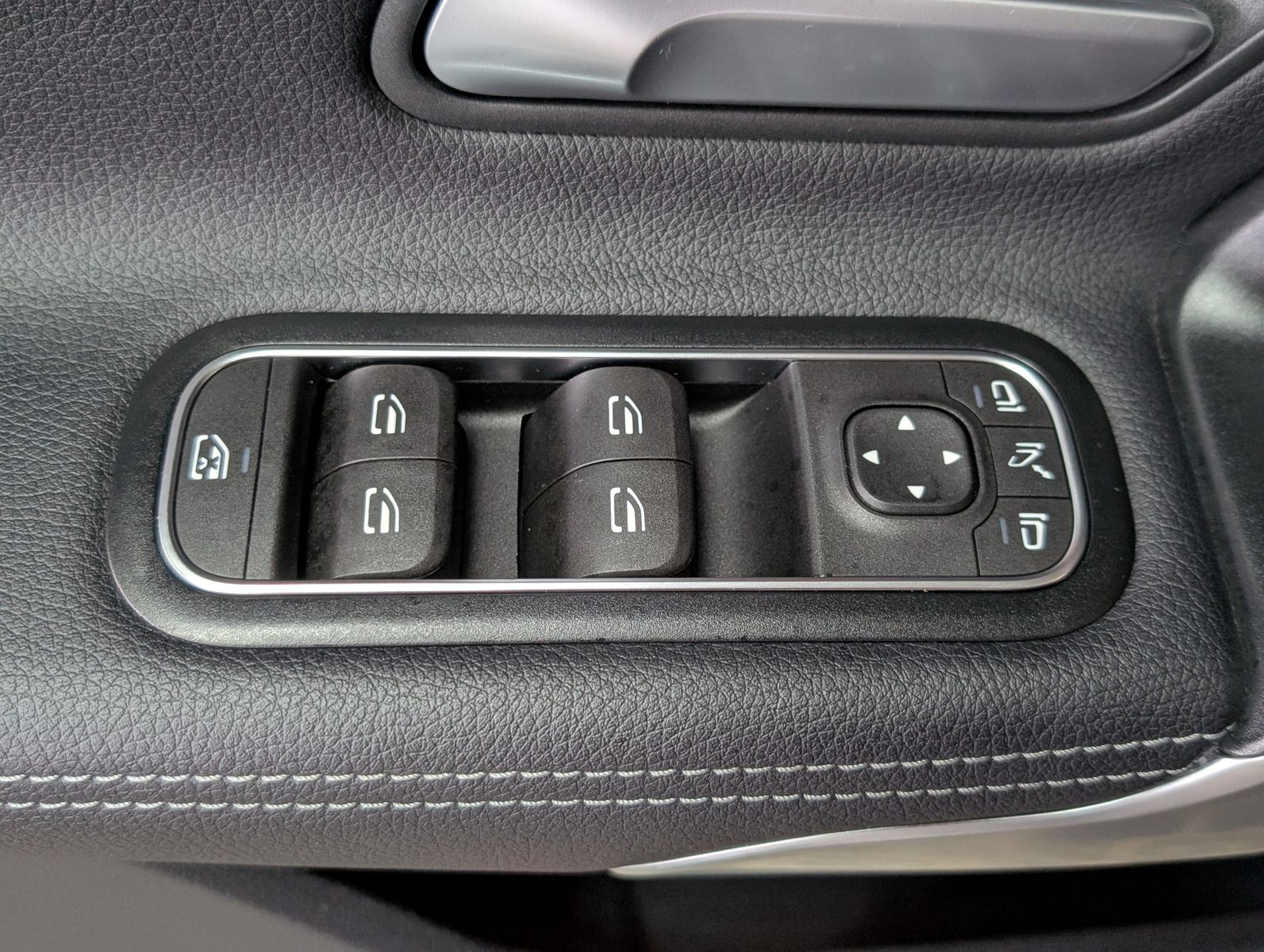 Fahrzeugabbildung Mercedes-Benz CLA 220 d SB MULTIBEAM LEDER DISTR HIGHEND 18