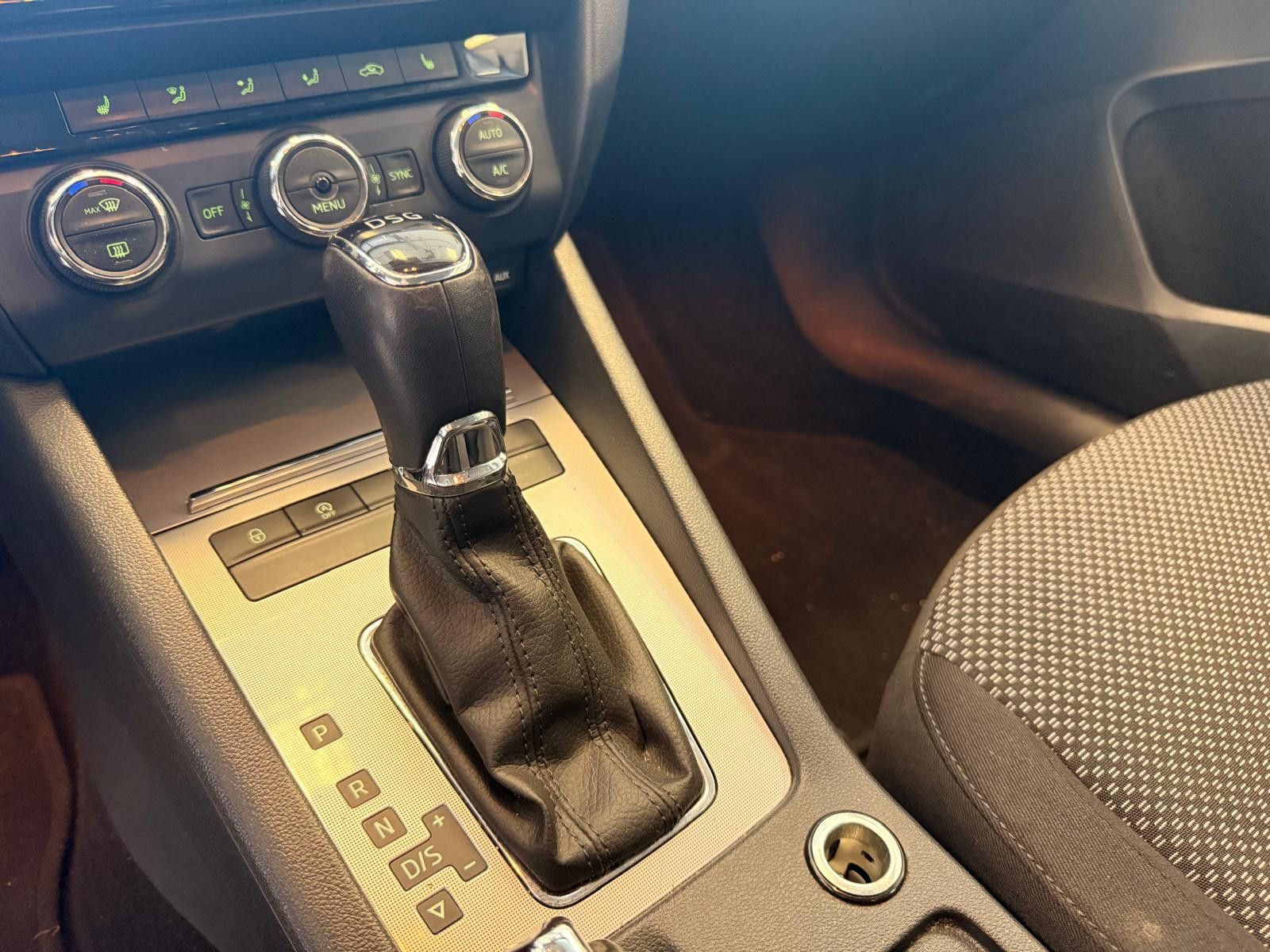 Fahrzeugabbildung SKODA Octavia Combi Ambition/ 1.HAND / NAVI/KLIMA/