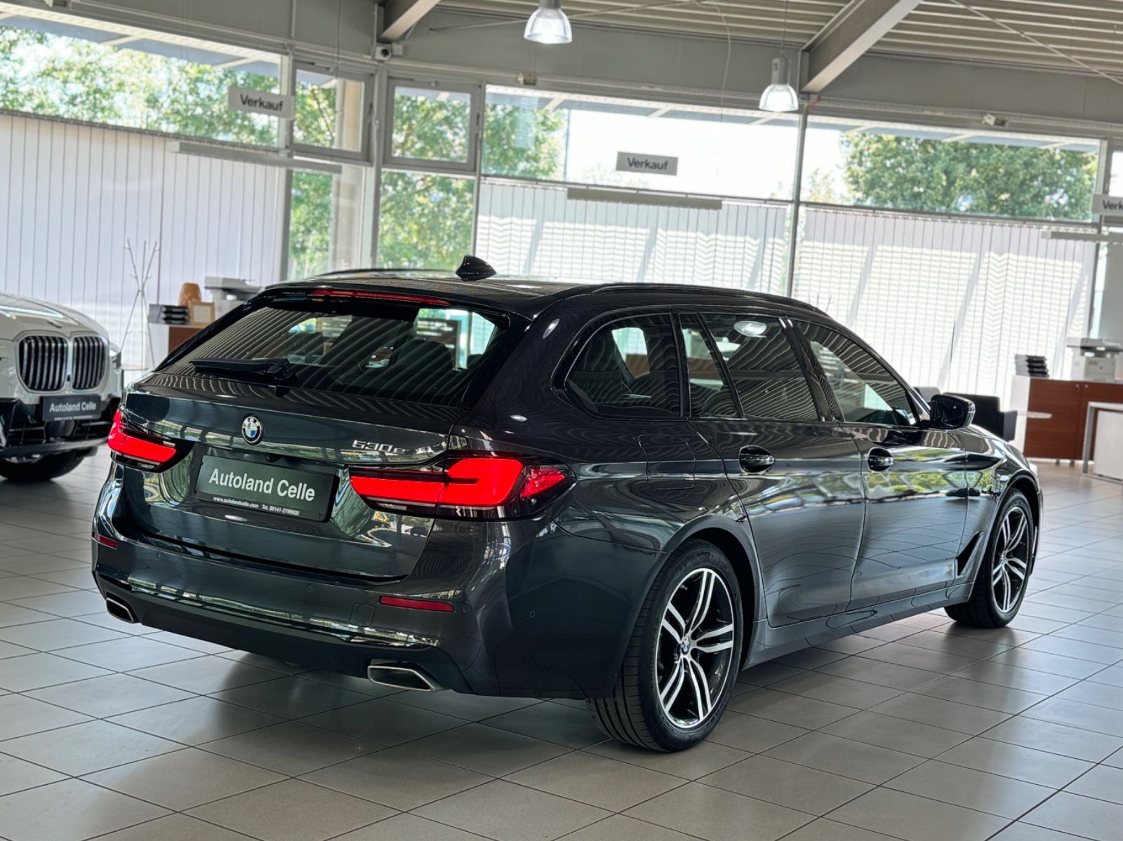 Fahrzeugabbildung BMW 530e Kamera Panorama HiFi DAB Alarm AHK Sport