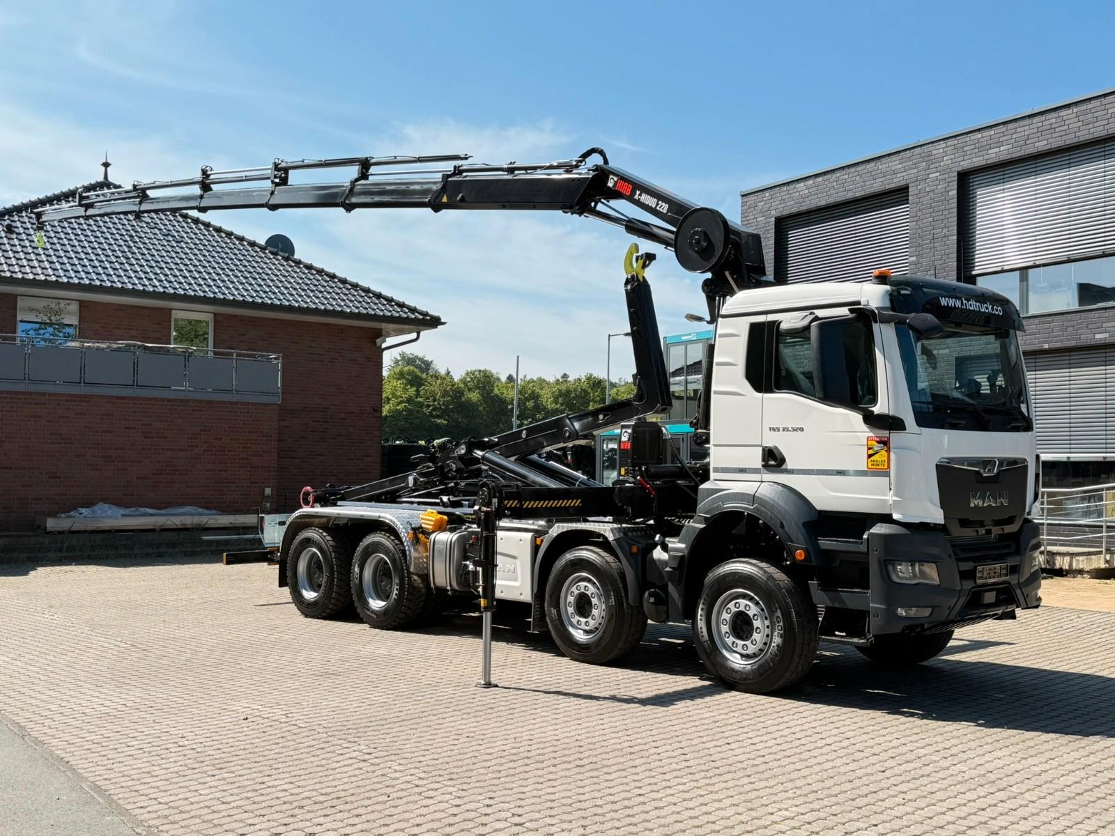 MAN TGS 35.520 8x4  Abrollkipper + Kran HIAB 228-6