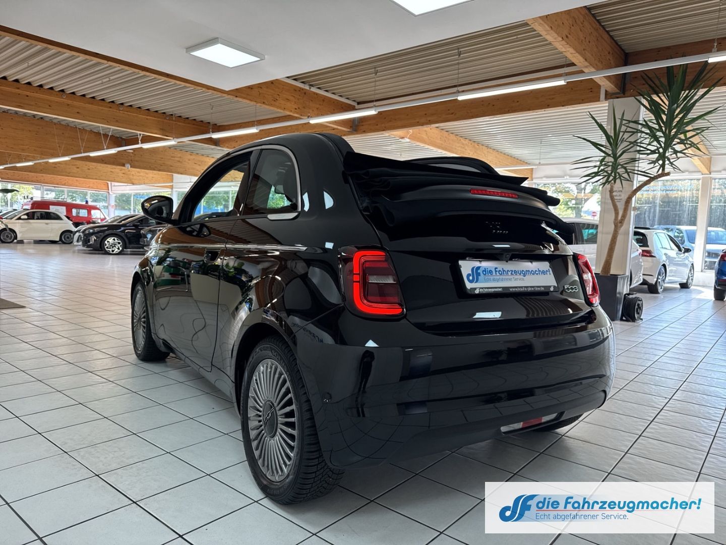 Fahrzeugabbildung Fiat 500 e Navi Soundsystem Apple CarPlay Android Au
