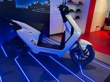 Honda EM1 e: ELEKTROROLLER, 2 AKKUS VORFÜHRER - HONDA WEIß