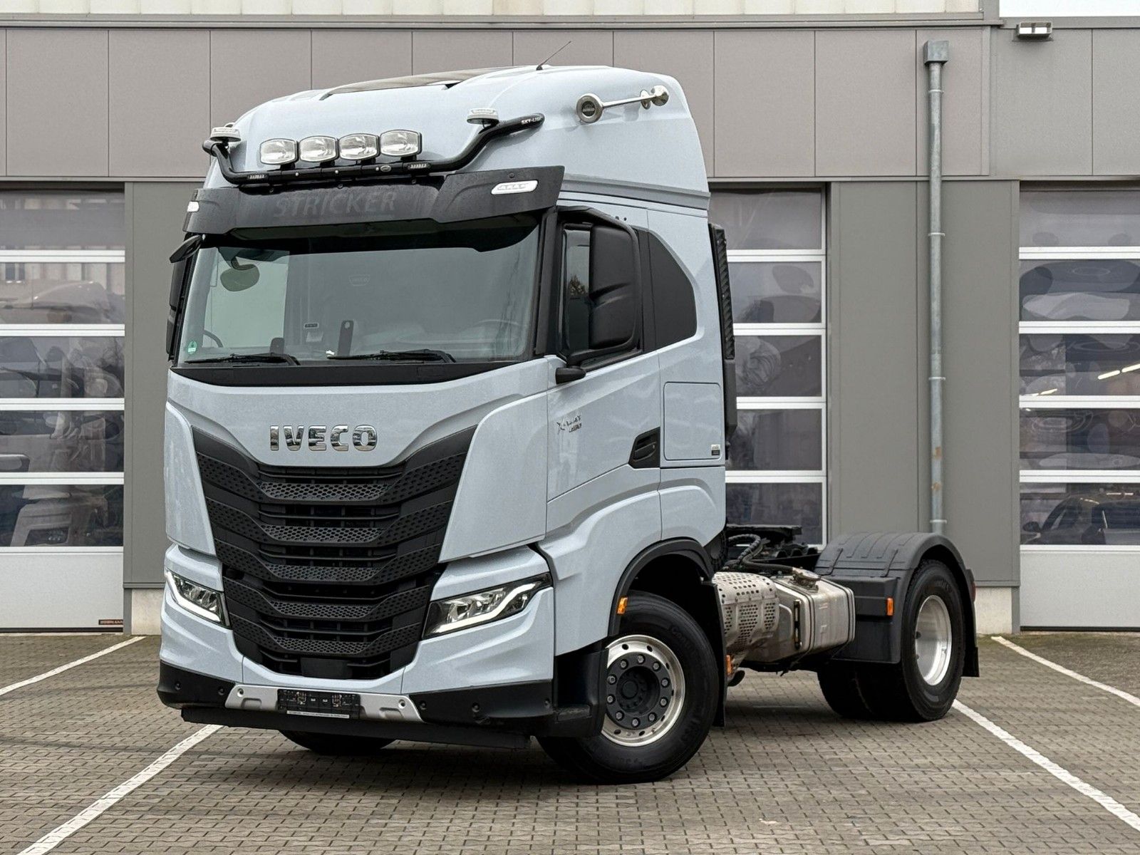 Fahrzeugabbildung Iveco X-WAY 490 2 Kreis-Hydraulik *Miete*