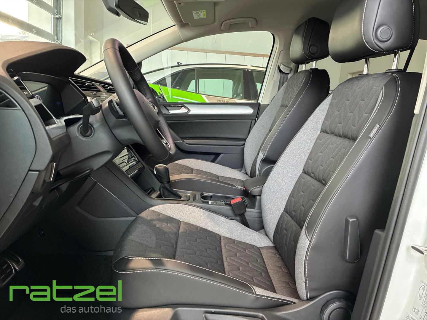 Fahrzeugabbildung Volkswagen Touran ENERGY 1.5 TSI DSG Allwetter+IQ.Light+Nav