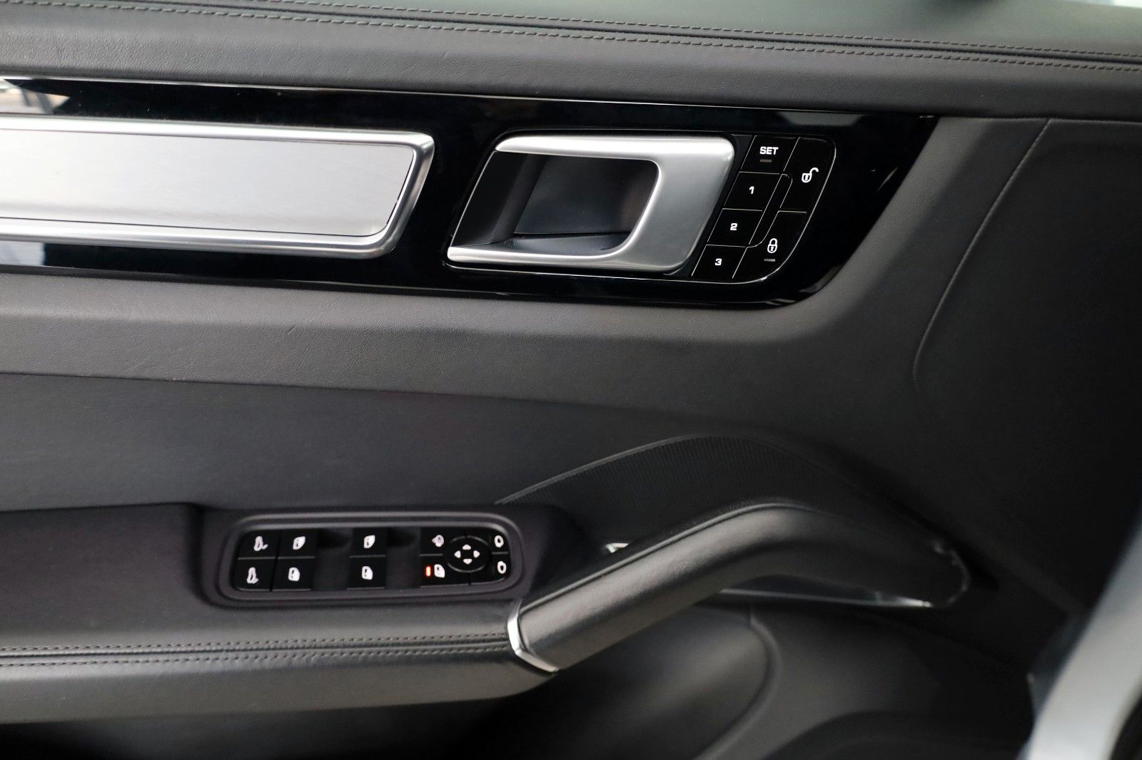 Fahrzeugabbildung Porsche Cayenne Turbo,Matrix-LED,360Kamera,Pano,AHK+WR