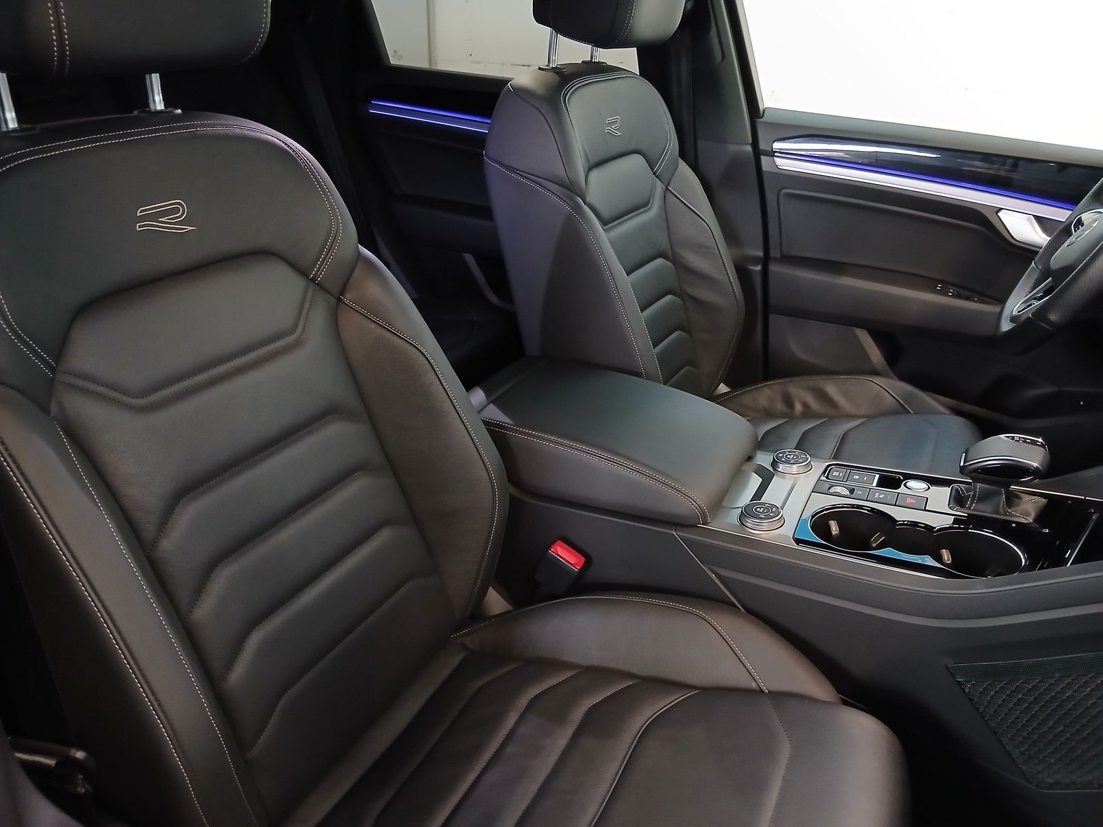 Fahrzeugabbildung Volkswagen Touareg R-Line 3,0 TSI UPE 96.000 +Navi+AHK+LED