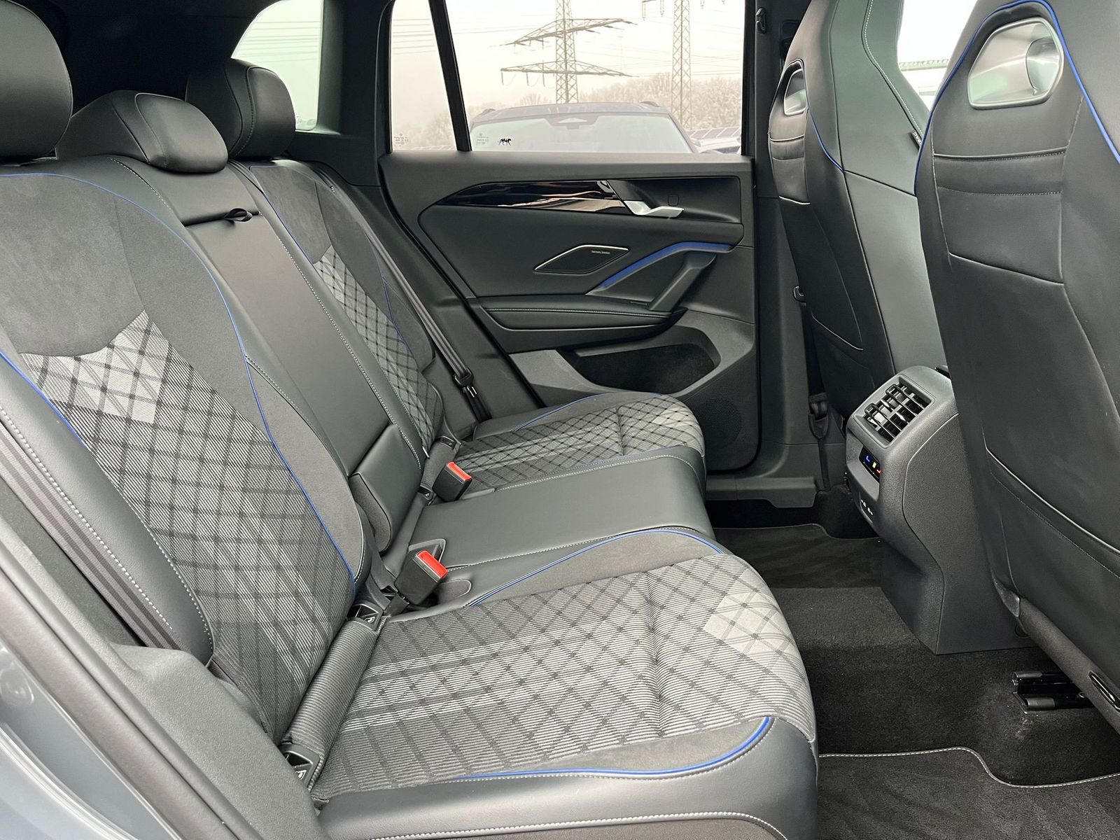 Fahrzeugabbildung Volkswagen Tiguan 2.0 TDI 4M R-Line PANO*H&K*AHK*MATRIX*20"