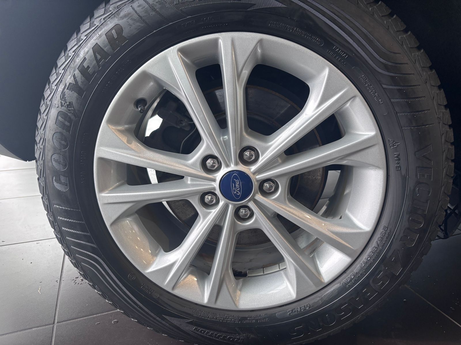 Fahrzeugabbildung Ford Kuga Titanium Allrad AHK XENON NAVI
