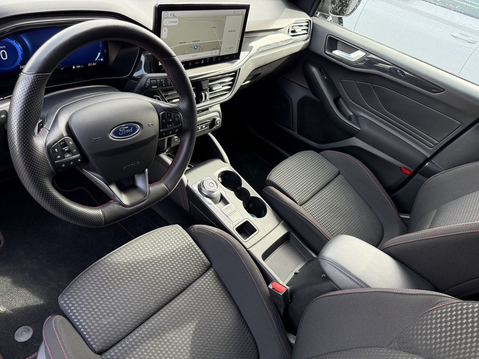 Fahrzeugabbildung Ford Focus Turnier 1.5 EB ST-Line X NAV+LED+VC+AHK+AC