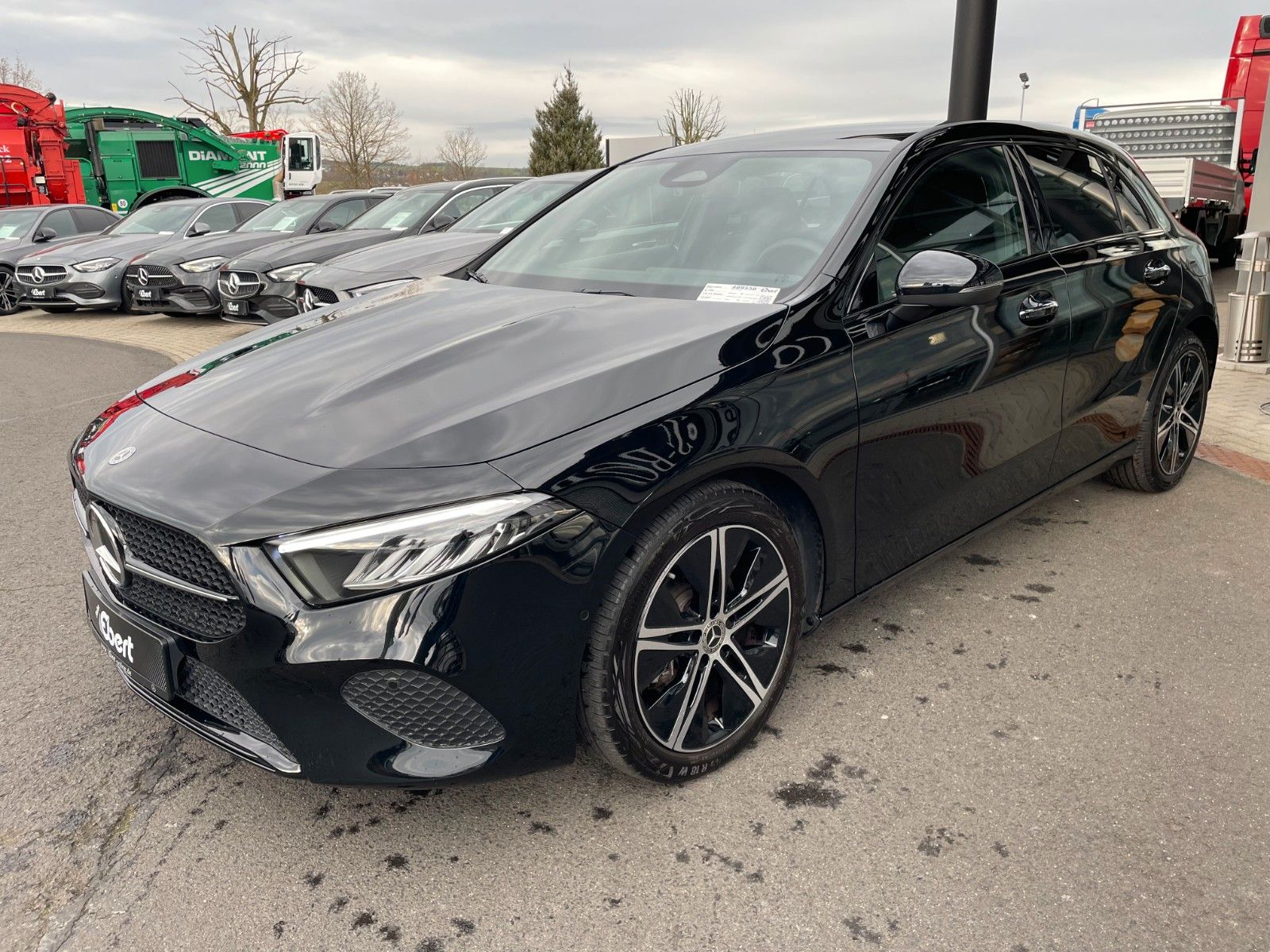 Fahrzeugabbildung Mercedes-Benz A 180 Progressive Night+AHK+R-Kamera+Ambiente