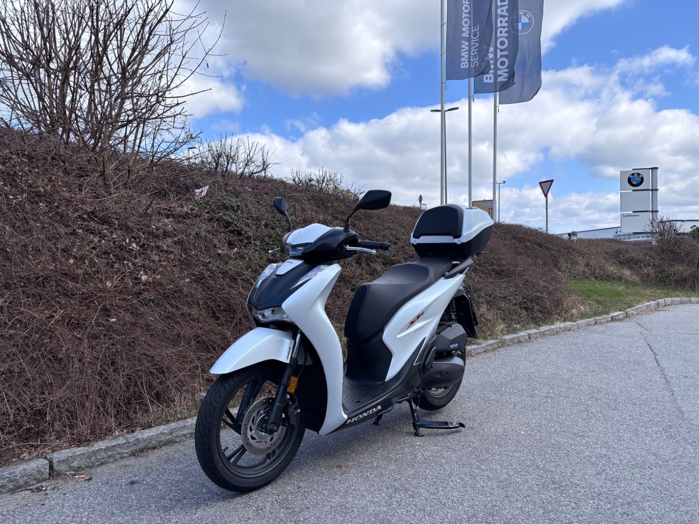 Fahrzeugabbildung Honda SH 125 i inklusive Smart-Topcase, wenig KM