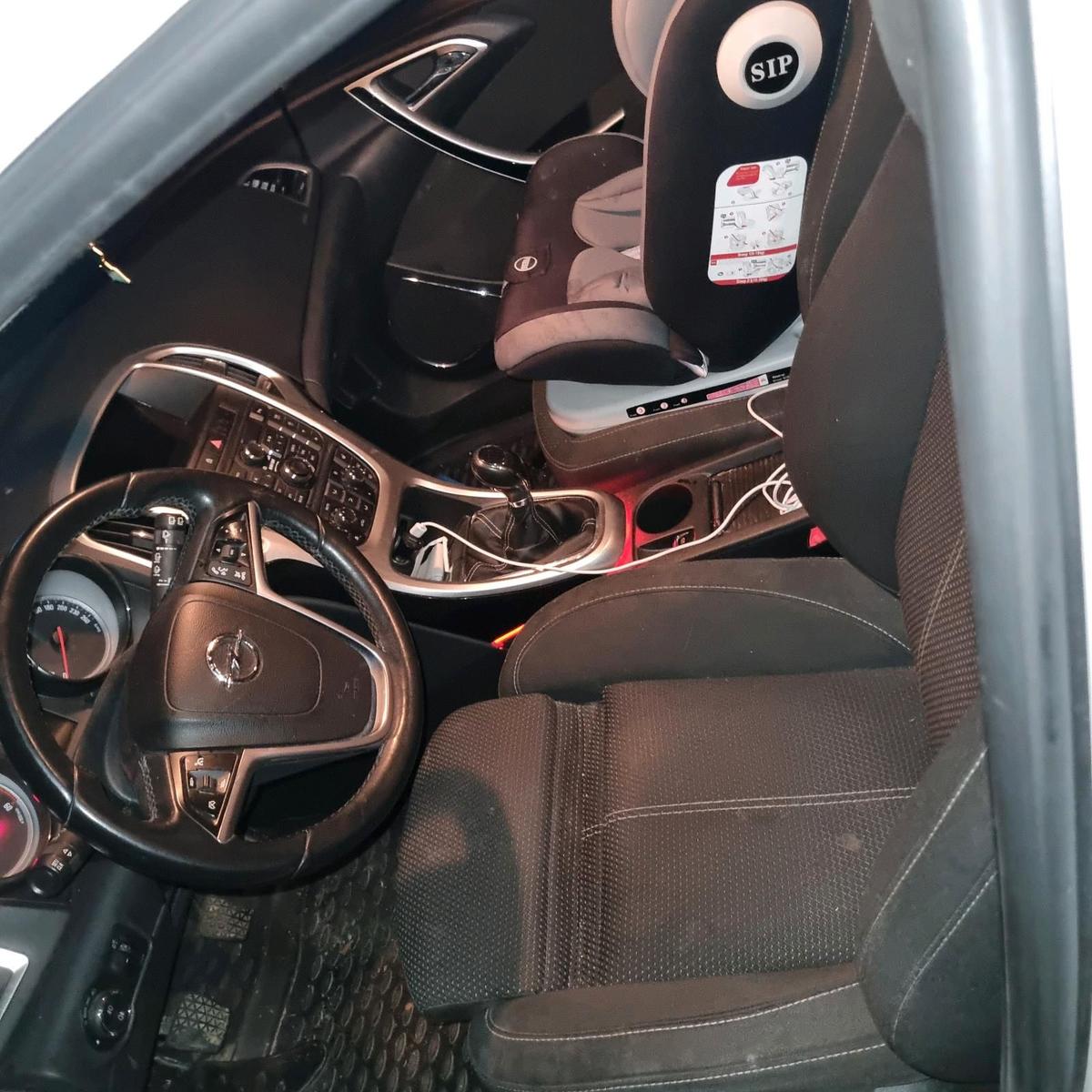 Opel Astra 2011 — photo 15