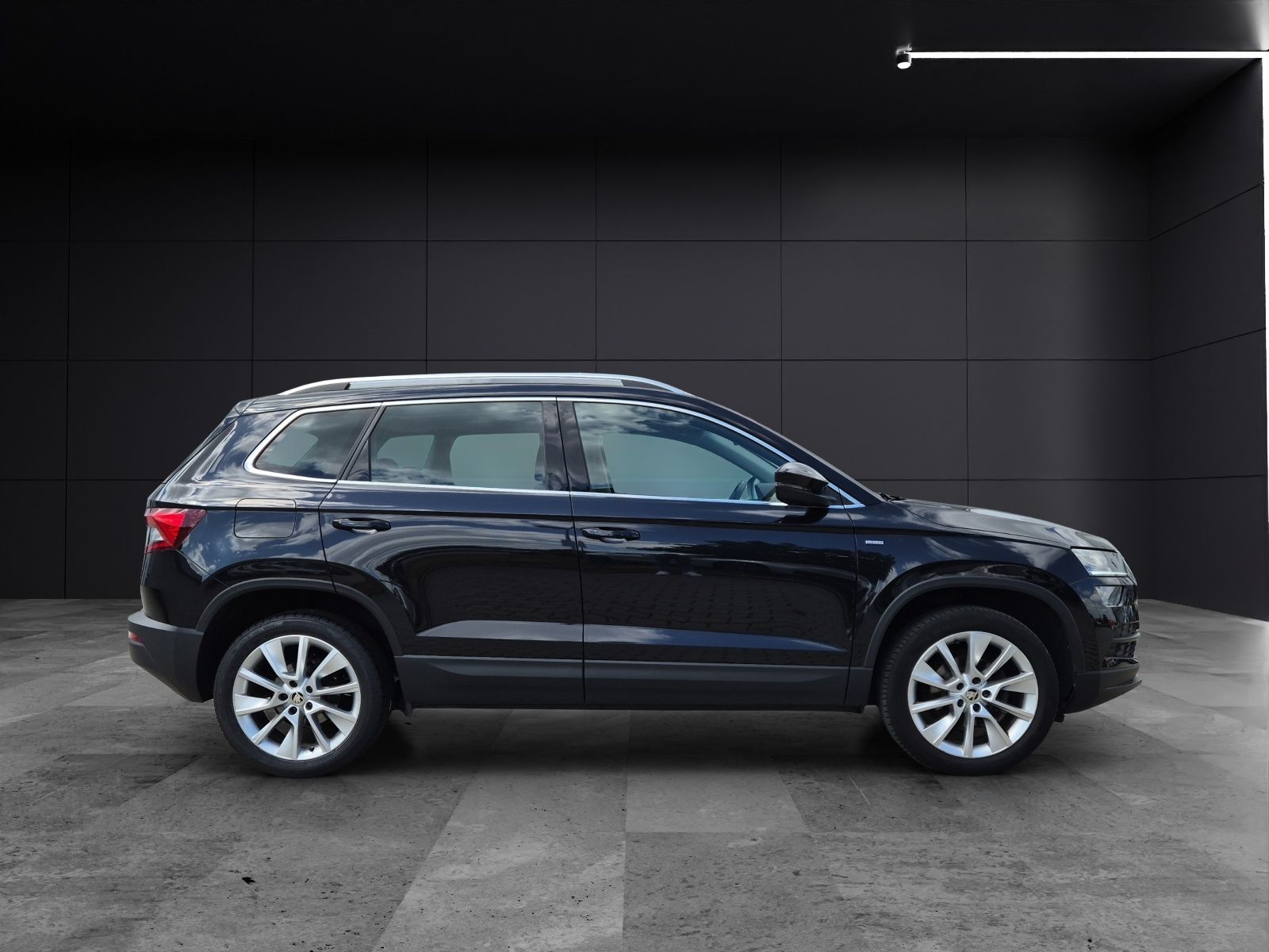 Fahrzeugabbildung SKODA Karoq TSI Clever DSG LED AHK Navi VC ACC RFK SH