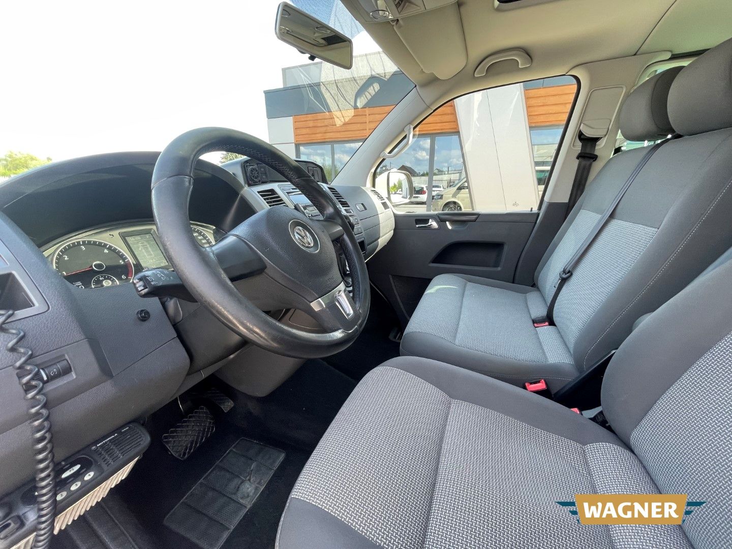 Fahrzeugabbildung Volkswagen T5 Caravelle Comfortline lang 2.0 BiTDI 9-Sitzer