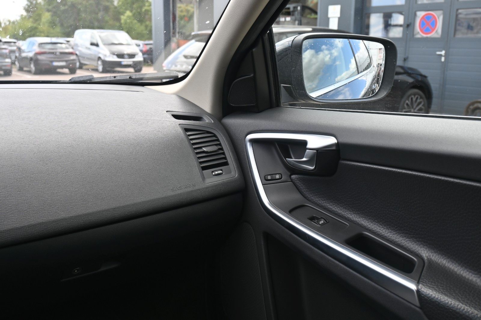 Fahrzeugabbildung Volvo XC60 2.4D Summum Drive*BiXenon*PDC*CD*Servo*USB