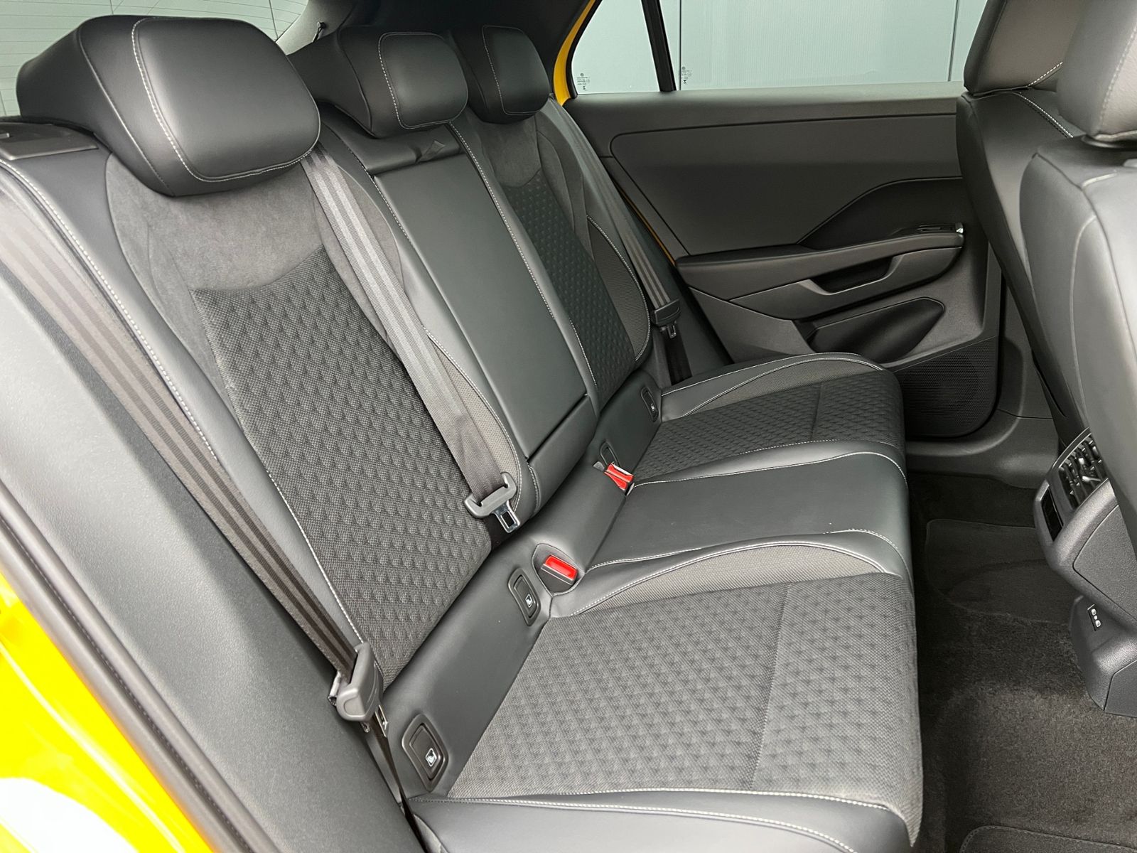 Fahrzeugabbildung Volkswagen T-Roc R-Line 1.5 eTSI DSG *Black Style, IQ-Light