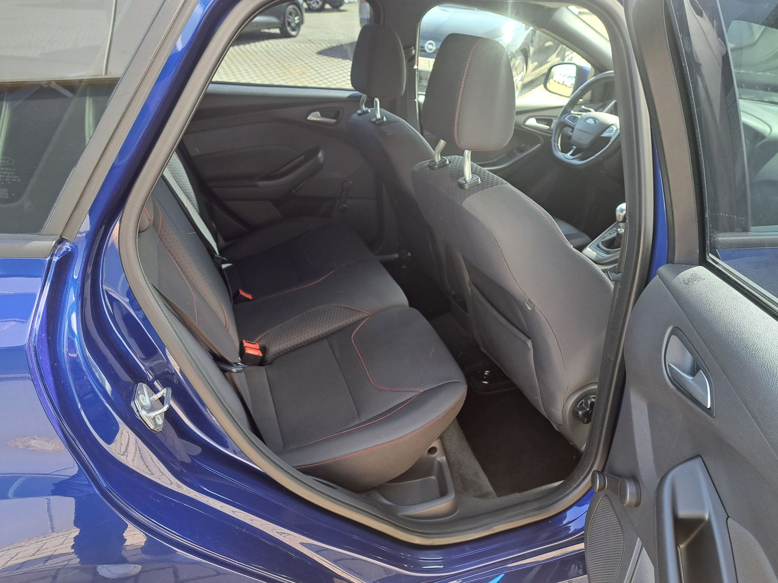 Fahrzeugabbildung Ford Focus ST-Line NAVI PARK-ASSISTENT WINTERPAKET