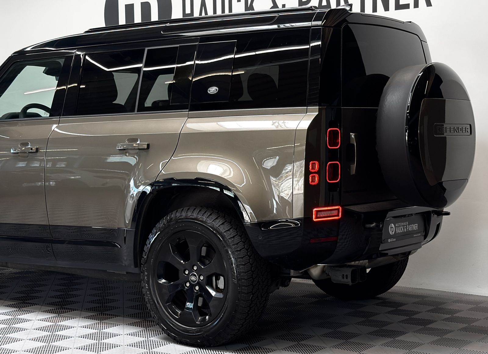 Land Rover Defender D300 110 X-Dynamic HSE AHK Pano Matrix foto 5
