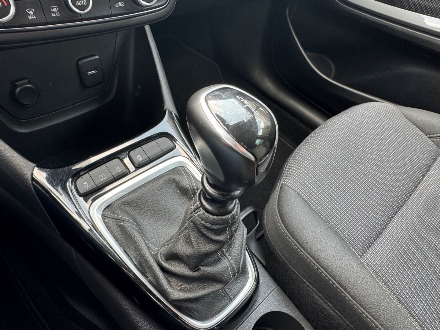 Fahrzeugabbildung Opel Crossland Elegance 1.2 Turbo mit AHK