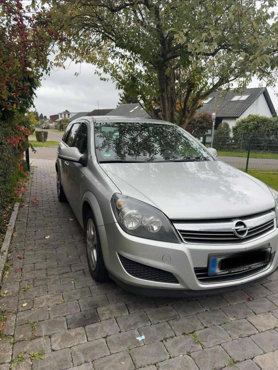 Opel Astra 2010 — rear view