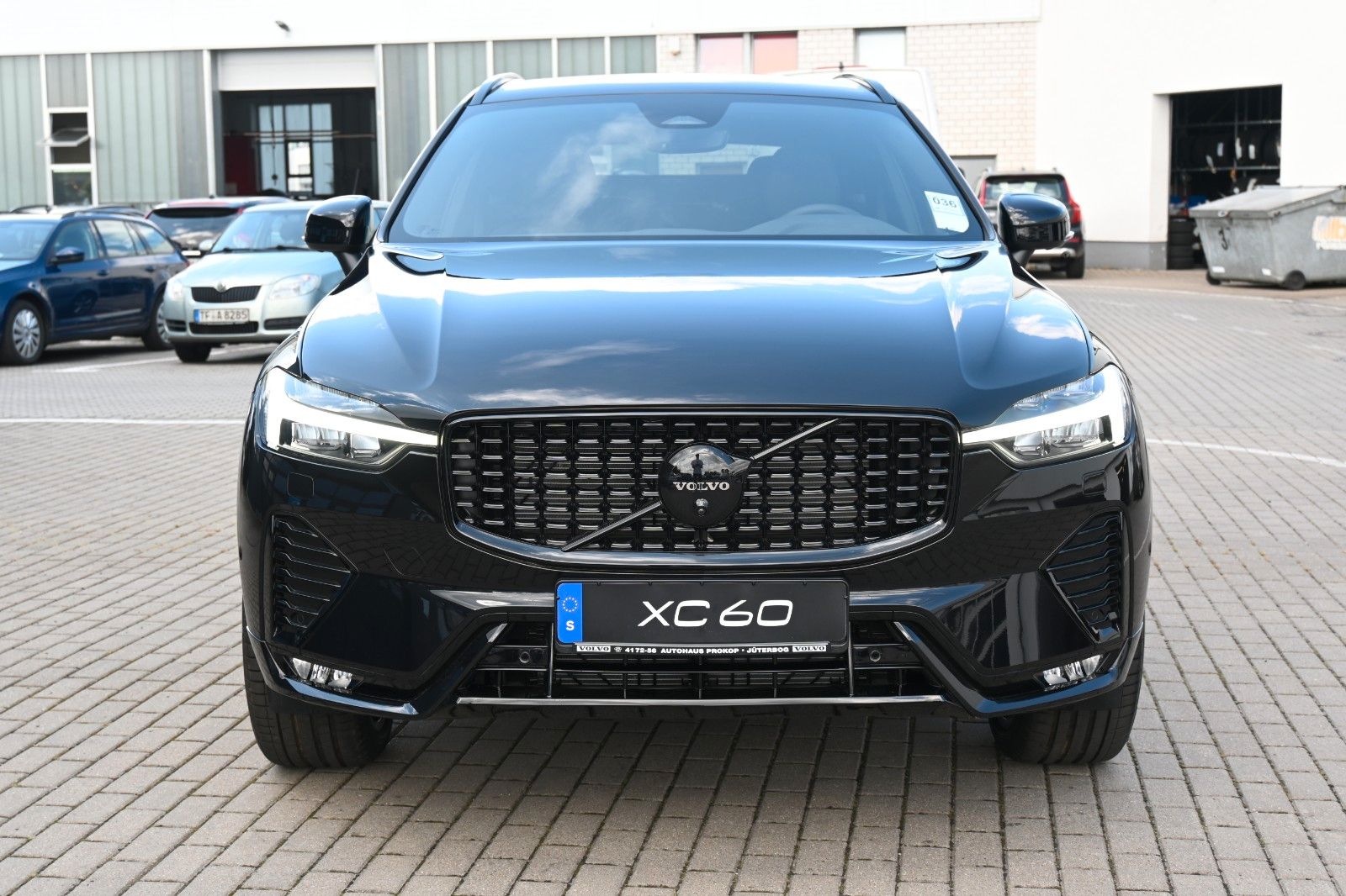 Fahrzeugabbildung Volvo XC60 B5B AWD Plus Black Edition*STDHZG*LUFT*360°