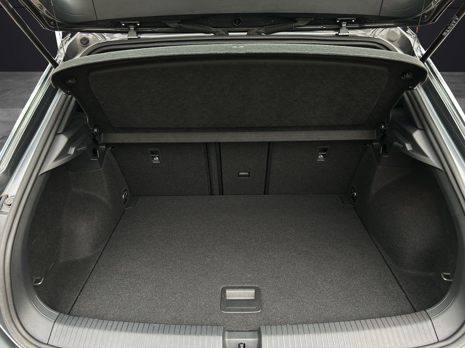 Fahrzeugabbildung Volkswagen T-Roc R-Line TSI DSG IQ.Light ACC STH SH LRHzg R