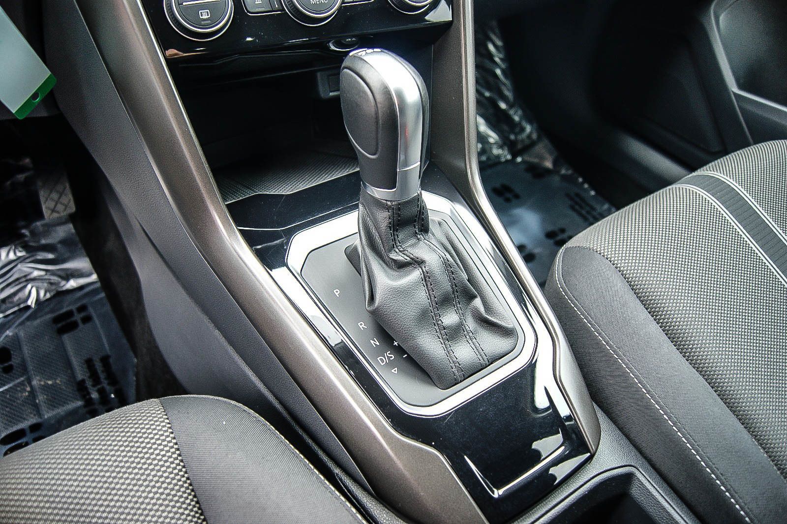 Fahrzeugabbildung Volkswagen T-Roc 15TSI DSG Style STHZG NAVI KAMERA 1HAND AC