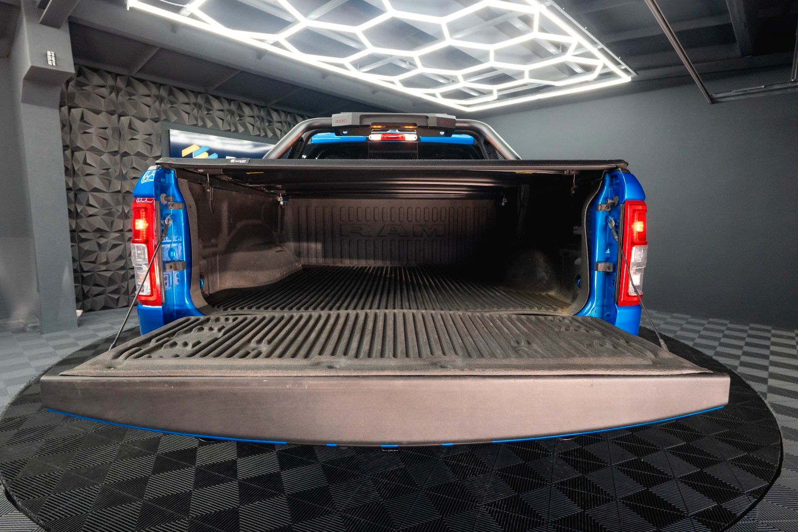 Fahrzeugabbildung Dodge RAM 5.7 V8 HEMI 4x4 LIMITED Blue Edition Offroad