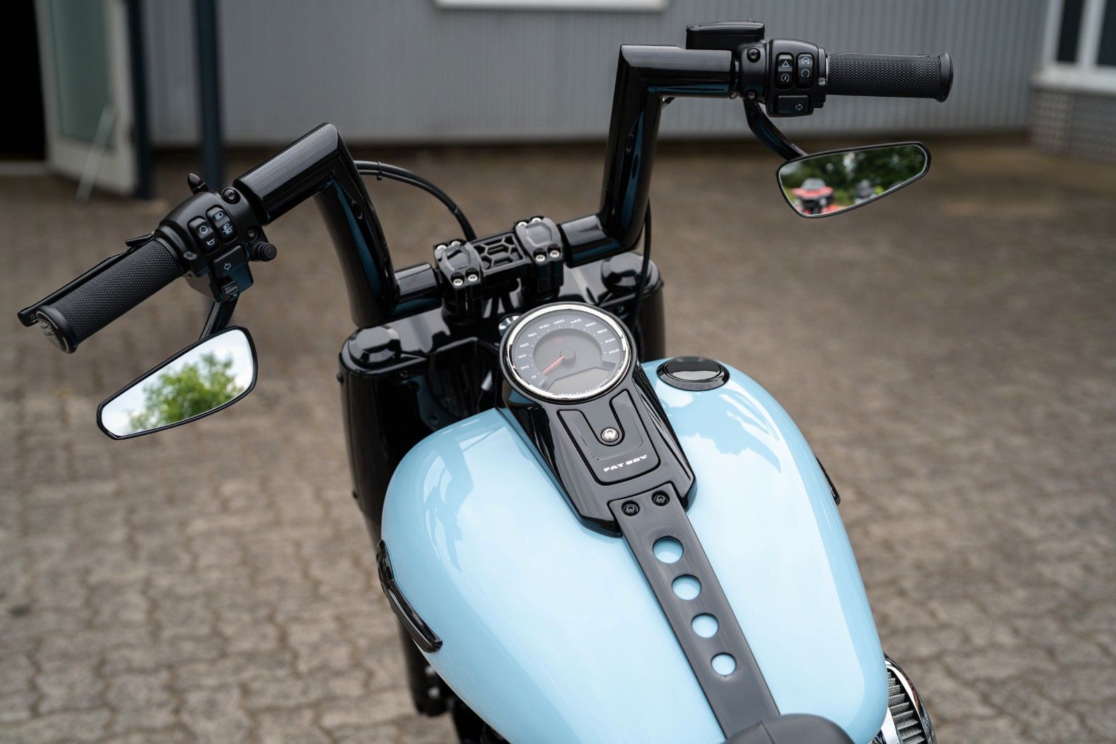Fahrzeugabbildung Harley-Davidson Light Blue FAT BOY FLFBS 114 - Jekill & Hyde-