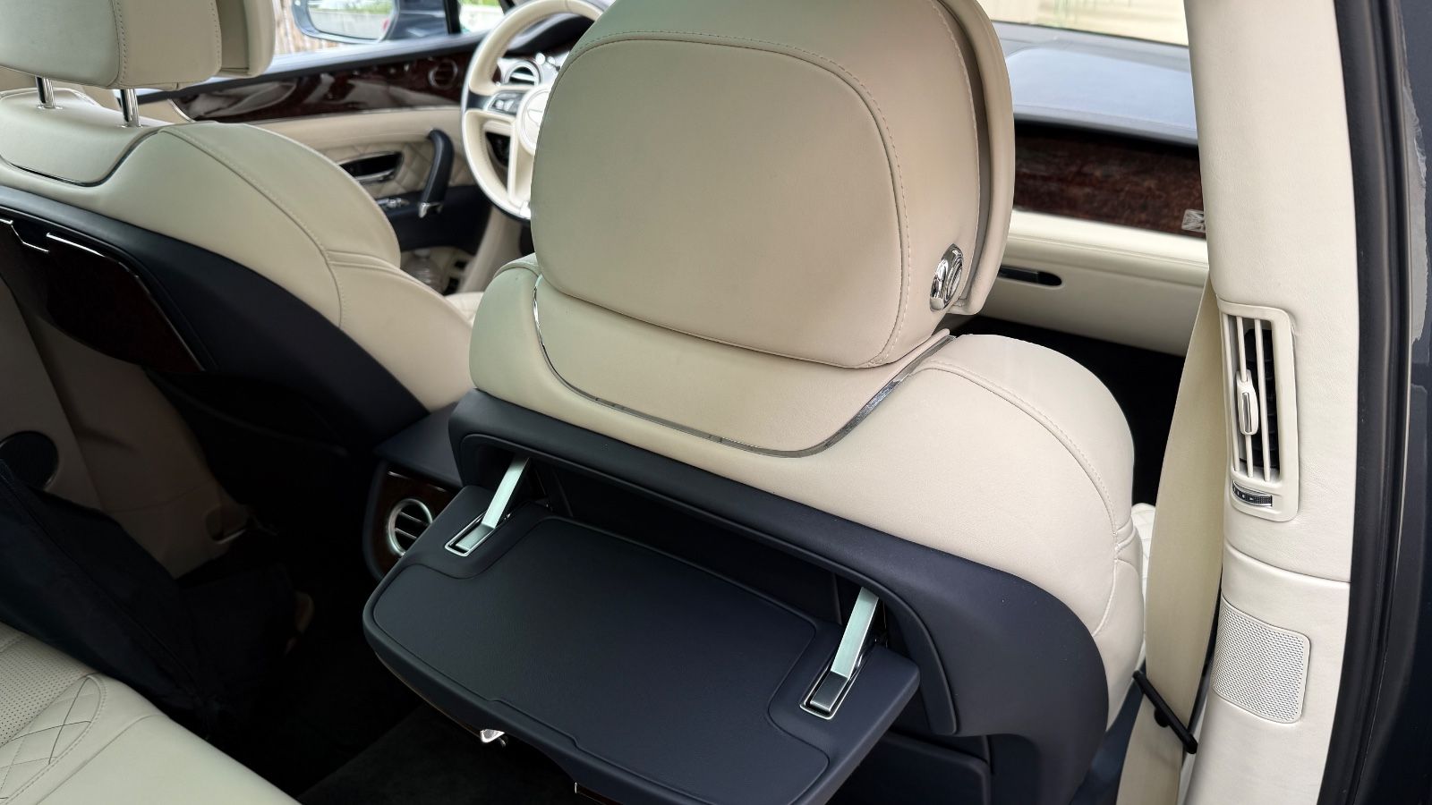 Fahrzeugabbildung Bentley Bentayga W12*First Edition*Dt. Auto*Naim*Mulline