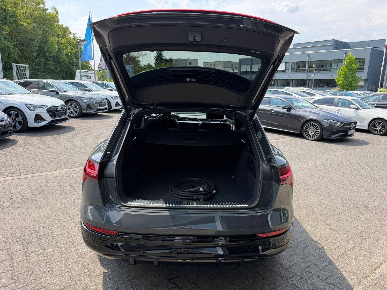 Fahrzeugabbildung Audi Q8 e-tron 55 QUAT 2X S LINE OPTIK BLACK+LUFT+AHK