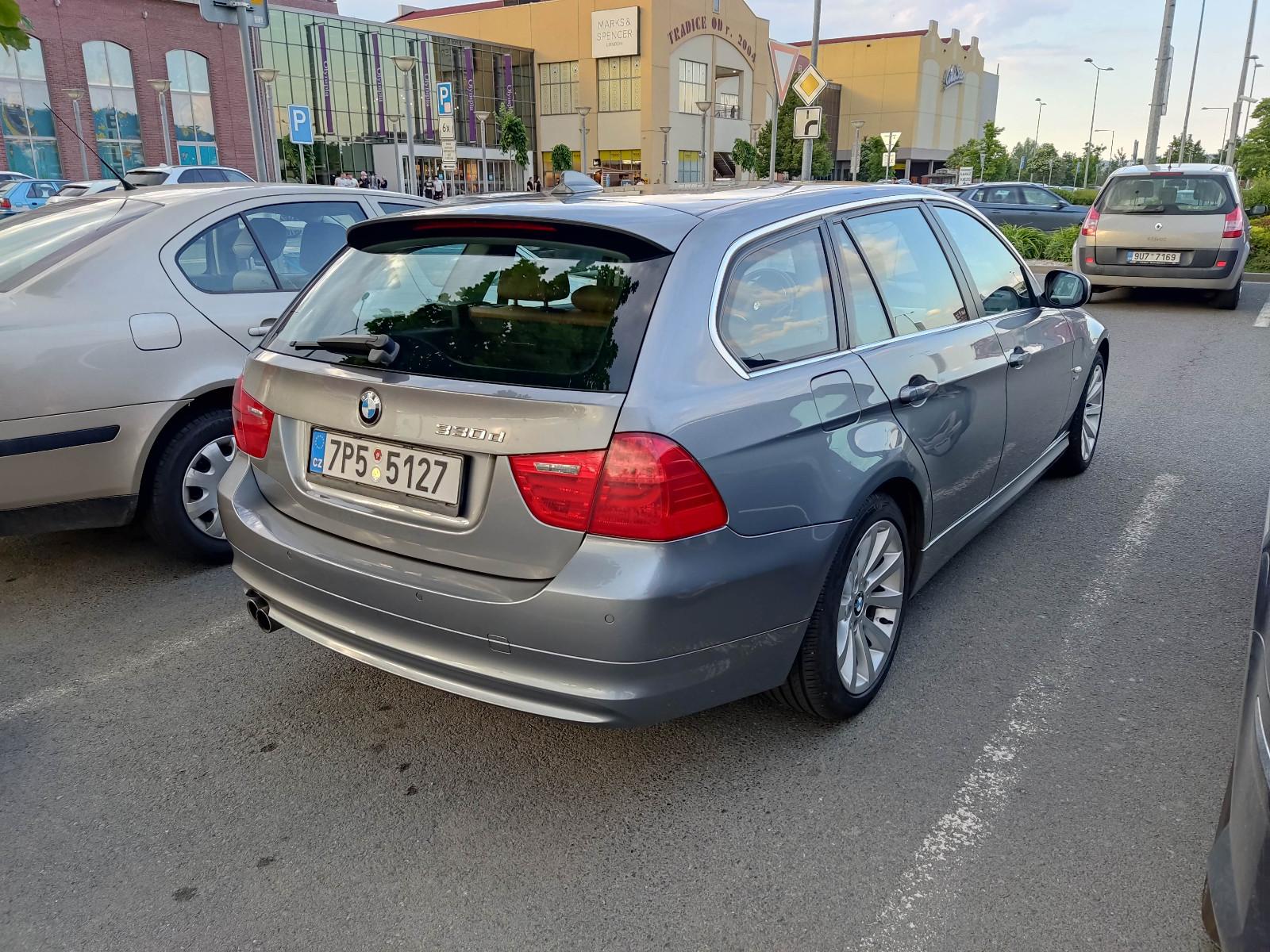 BMW 330 2010 — rear view